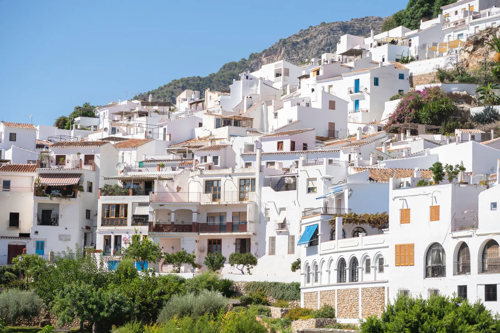 Frigiliana in Andalusien: weiße Häuser am Hang der Sierra Almijara